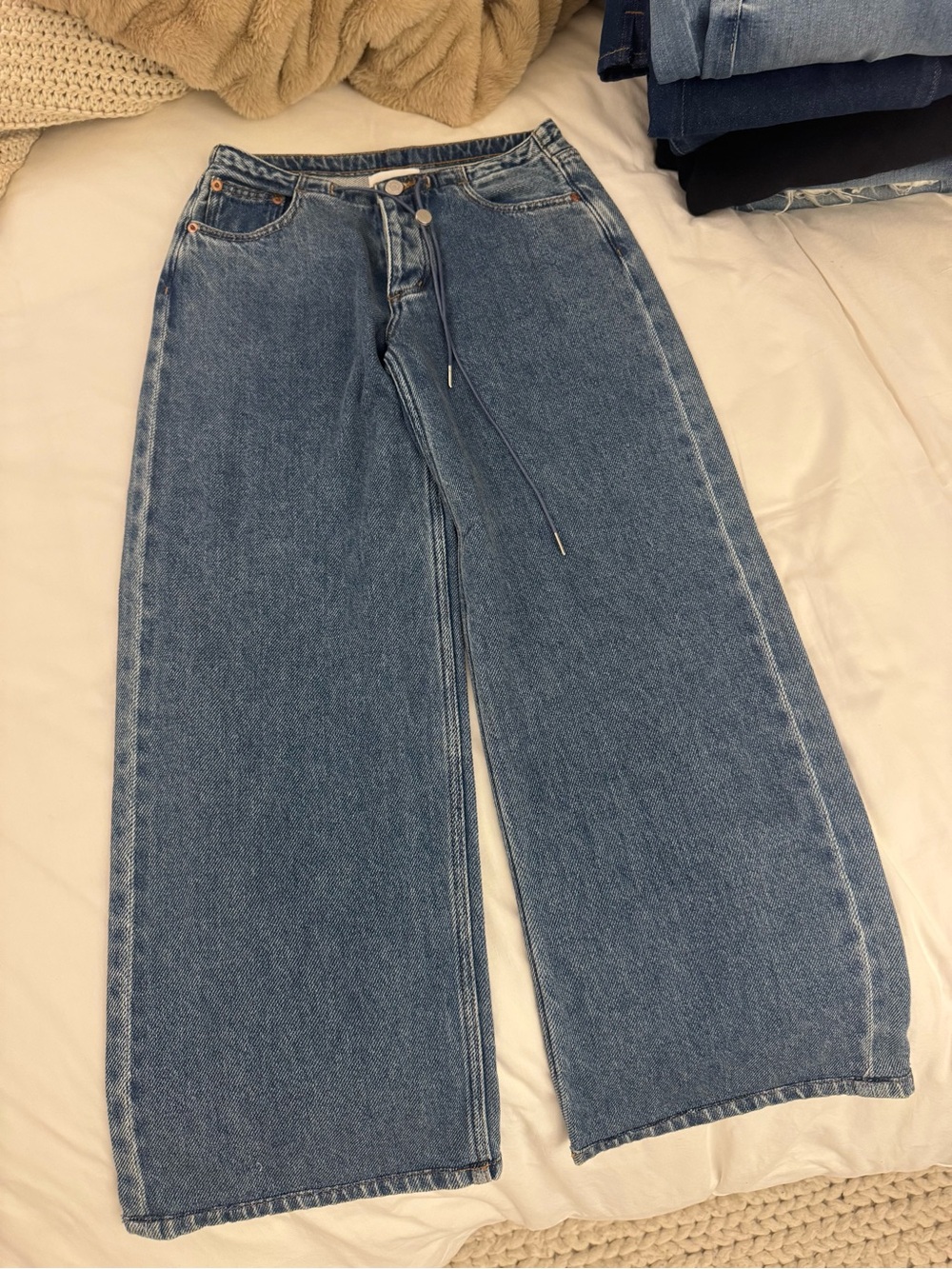 Still Here Cool Straight-Leg High-Rise Women’s Jeans in Medium Blue. - Picture 1 of 2